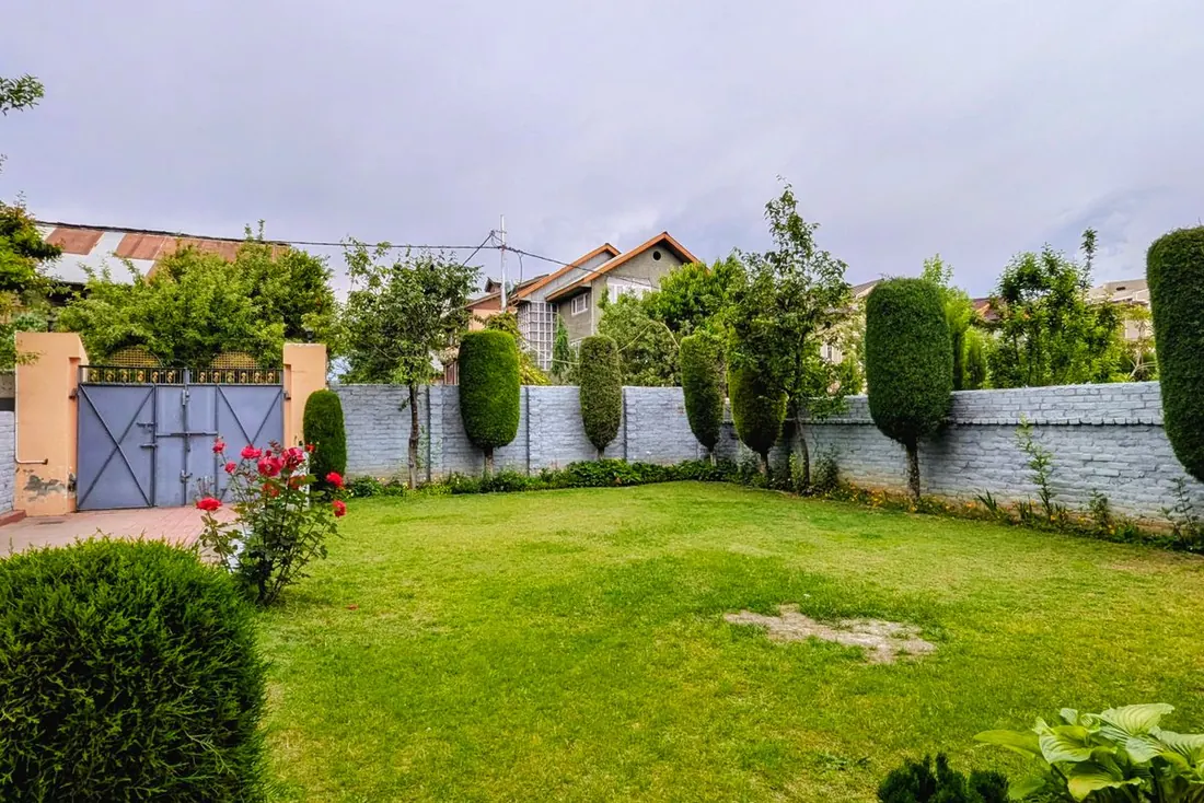 Aeration in Kelowna, thick green lawn and tidy garden beds